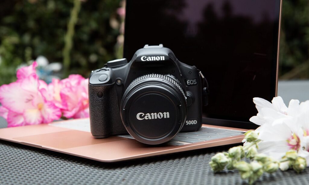 Leistungen Miriam Holzmann Designs 1 Laptop und Kamera für Design. Foto von Miriam Holzmann Designs.