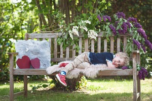 IMG_2355 Kopie Kleiner Junge auf einer Bank