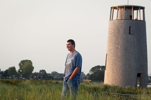 IMG_5974 Kopie Lässiger Junge steht vor einem Leuchtturm