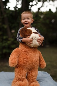 IMG_6092 Kopie Kleiner Junge mit Kuscheltier