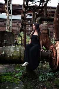 IMG_6703 Kopie Junge Frau im Kleid am Lost Place