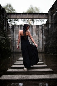 IMG_6759 Kopie Junge Frau im Kleid am Lost Place