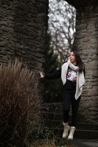 IMG_6966 Kopie Junge Frau bei Burgruine